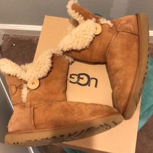 SALE!!!! Like new UGG Brown Bailey Button II